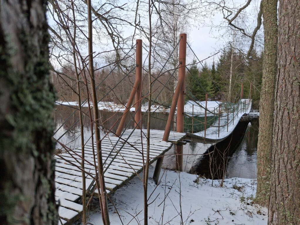 Vähäluminen talvi, kevyen liikenteen kapea riippusilta ylittää sulan Huutokosken.